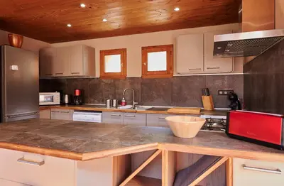 Cuisine ou kitchenette dans l'établissement Chalet HERRISSON Peisey- Vallandry - Domaine Paradiski