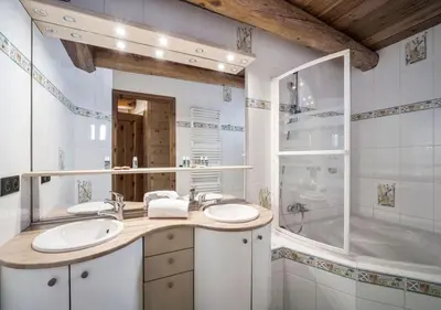 Salle de bains dans l'établissement Chalet Charline