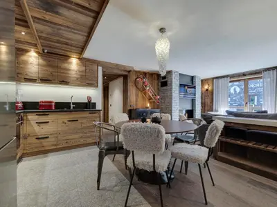 Plan de l'établissement Spacieux 4 pièces avec cheminée, balcon et parking à Val-d'Isère - FR-1-567-67