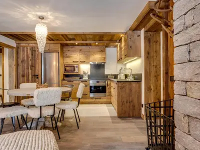 Plan de l'établissement Spacieux 4 pièces avec cheminée, balcon et parking à Val-d'Isère - FR-1-567-67