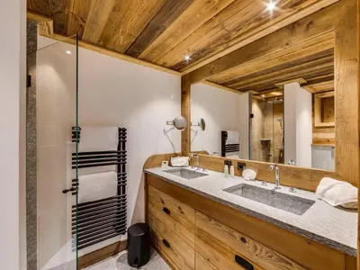 Plan de l'établissement Spacieux 4 pièces avec cheminée, balcon et parking à Val-d'Isère - FR-1-567-67