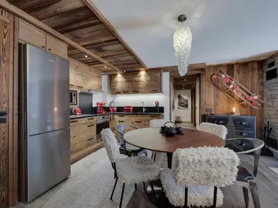 Plan de l'établissement Spacieux 4 pièces avec cheminée, balcon et parking à Val-d'Isère - FR-1-567-67