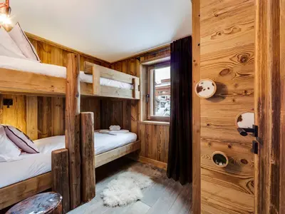 Plan de l'établissement Spacieux 4 pièces avec cheminée, balcon et parking à Val-d'Isère - FR-1-567-67