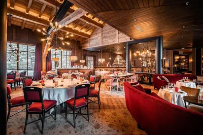 Restaurant ou autre lieu de restauration dans l'établissement Chalets LA MOURRA