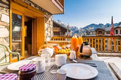 Vue générale sur la montagne ou vue sur la montagne depuis le chalet