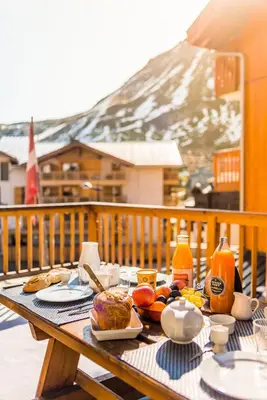Vue générale sur la montagne ou vue sur la montagne depuis le chalet