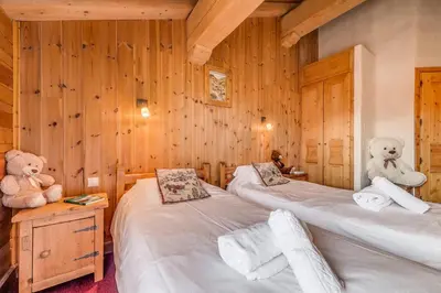 Un ou plusieurs lits dans un hébergement de l'établissement Chalet Gypaete - Chalet Traditionnel 180m2 - 6 chambres, 6 salles de bain, jacuzzi MAE-5886