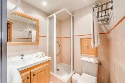 Salle de bains dans l'établissement Chalet Gypaete - Chalet Traditionnel 180m2 - 6 chambres, 6 salles de bain, jacuzzi MAE-5886