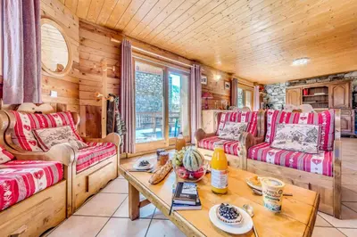 Coin salon dans l'établissement Chalet Gypaete - Chalet Traditionnel 180m2 - 6 chambres, 6 salles de bain, jacuzzi MAE-5886