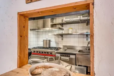 Cuisine ou kitchenette dans l'établissement Chalet Gypaete - Chalet Traditionnel 180m2 - 6 chambres, 6 salles de bain, jacuzzi MAE-5886