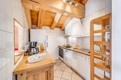 Cuisine ou kitchenette dans l'établissement Chalet Gypaete - Chalet Traditionnel 90m2 - 5 chambres, 4 salles de bain, sauna MAE-5891