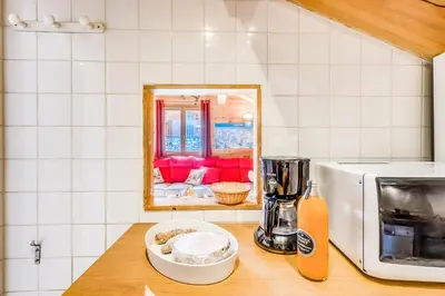 Cuisine ou kitchenette dans l'établissement Chalet Gypaete - Chalet Traditionnel 90m2 - 5 chambres, 4 salles de bain, sauna MAE-5891