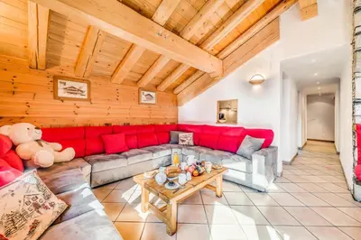 Coin salon dans l'établissement Chalet Gypaete - Chalet Traditionnel 90m2 - 5 chambres, 4 salles de bain, sauna MAE-5891
