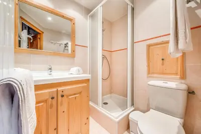 Salle de bains dans l'établissement Chalet Gypaete - Chalet Traditionnel 90m2 - 5 chambres, 4 salles de bain, sauna MAE-5891