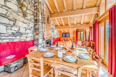 Coin salon dans l'établissement Chalet Gypaete - Chalet Traditionnel 90m2 - 5 chambres, 4 salles de bain, sauna MAE-5891