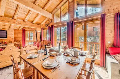 Coin salon dans l'établissement Chalet Gypaete - Chalet Traditionnel 90m2 - 5 chambres, 4 salles de bain, sauna MAE-5891