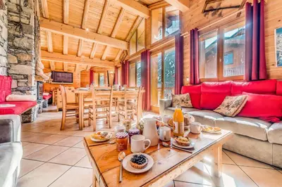 Coin salon dans l'établissement Chalet Gypaete - Chalet Traditionnel 90m2 - 5 chambres, 4 salles de bain, sauna MAE-5891