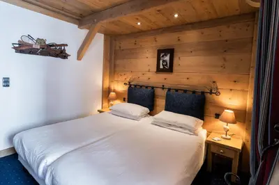 Un ou plusieurs lits dans un hébergement de l'établissement Chalet Hotel L’Ecrin