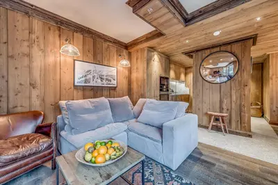 Coin salon dans l'établissement Appartement CHEVRIL à l'Hôtel LE VAL D'ISERE
