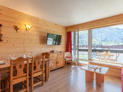 Télévision ou salle de divertissement dans l'établissement Apartment Le Bec Rouge - Le Lac-7 by Interhome