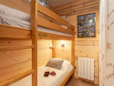 Un ou plusieurs lits dans un hébergement de l'établissement Apartment Le Bec Rouge - Le Lac-7 by Interhome