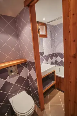 Salle de bains dans l'établissement Hôtel les Lorès