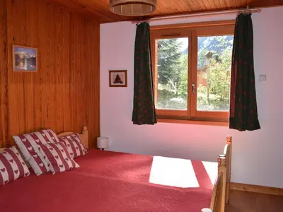 Un ou plusieurs lits dans un hébergement de l'établissement Agréable rez de jardin dans chalet avec animaux admis, pour 3 personnes - FR-1-464-183