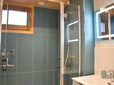 Salle de bains dans l'établissement Agréable rez de jardin dans chalet avec animaux admis, pour 3 personnes - FR-1-464-183