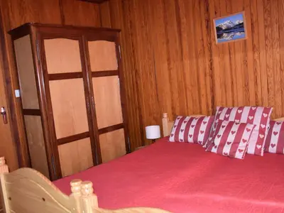Un ou plusieurs lits dans un hébergement de l'établissement Agréable rez de jardin dans chalet avec animaux admis, pour 3 personnes - FR-1-464-183