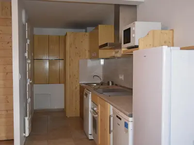Cuisine ou kitchenette dans l'établissement Agréable rez de jardin dans chalet avec animaux admis, pour 3 personnes - FR-1-464-183