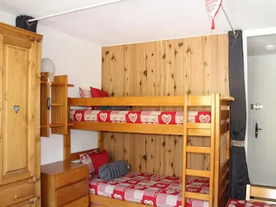 Un ou plusieurs lits dans un hébergement de l'établissement Studio cosy pour 2/3 pers., skis aux pieds, proche commerces et services à Val-Cenis - FR-1-508-235