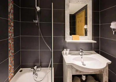 Salle de bains dans l'établissement Hôtel L'Aiguille Percée