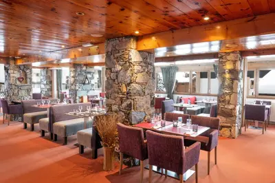Restaurant ou autre lieu de restauration dans l'établissement Hôtel L'Aiguille Percée