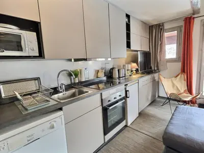 Cuisine ou kitchenette dans l'établissement Duplex 3 pièces pour 6 pers, skis aux pieds à Val d'Isère - FR-1-411-682