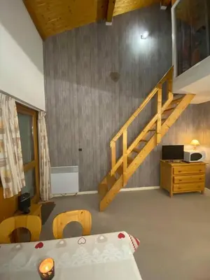 Télévision ou salle de divertissement dans l'établissement Parenthèse à la montagne