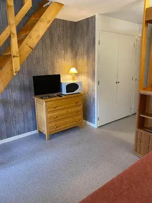 Télévision ou salle de divertissement dans l'établissement Parenthèse à la montagne
