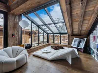 Coin salon dans l'établissement Chalet design 5* avec piscine, hammam, cinéma et parking à Val d'Isère - FR-1-567-35