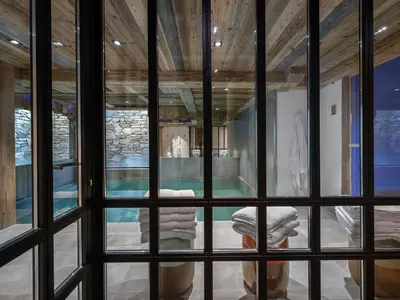 Piscine de l'établissement Chalet design 5* avec piscine, hammam, cinéma et parking à Val d'Isère - FR-1-567-35 ou située à proximité