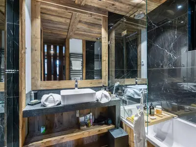 Salle de bains dans l'établissement Chalet design 5* avec piscine, hammam, cinéma et parking à Val d'Isère - FR-1-567-35