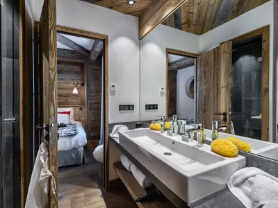 Salle de bains dans l'établissement Chalet design 5* avec piscine, hammam, cinéma et parking à Val d'Isère - FR-1-567-35