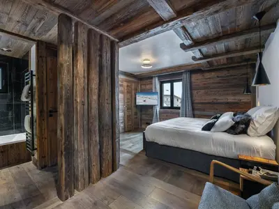 Un ou plusieurs lits dans un hébergement de l'établissement Chalet design 5* avec piscine, hammam, cinéma et parking à Val d'Isère - FR-1-567-35