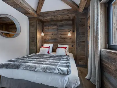 Un ou plusieurs lits dans un hébergement de l'établissement Chalet design 5* avec piscine, hammam, cinéma et parking à Val d'Isère - FR-1-567-35
