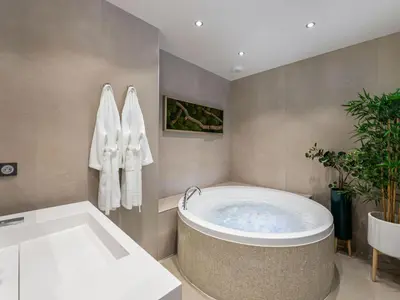 Salle de bains dans l'établissement Appartement contemporain skis aux pieds avec parking au cœur de Courchevel 1650 - FR-1-563-83