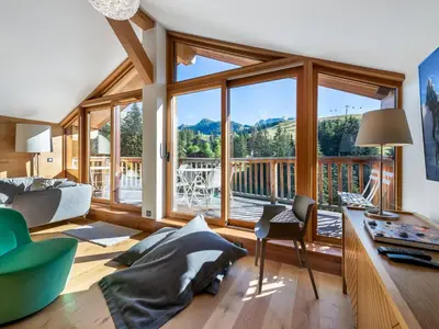 Coin salon dans l'établissement Appartement contemporain skis aux pieds avec parking au cœur de Courchevel 1650 - FR-1-563-83