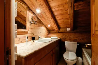 Salle de bains dans l'établissement Chalet Les Champs Du Pont - REFUGE 7 Pièces 15 pers. Appartement en chalet - 180m² MAE-6668