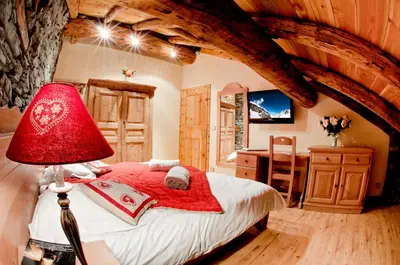 Un ou plusieurs lits dans un hébergement de l'établissement Chalet Les Champs Du Pont - REFUGE 7 Pièces 15 pers. Appartement en chalet - 180m² MAE-6668