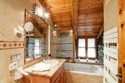 Salle de bains dans l'établissement Chalet Les Champs Du Pont - REFUGE 7 Pièces 15 pers. Appartement en chalet - 180m² MAE-6668