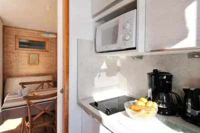 Cuisine ou kitchenette dans l'établissement Résidence Agate - Studio divisible lumieux et chaleureux · Accès direct aux pistes · Vue pistes MAE-2635