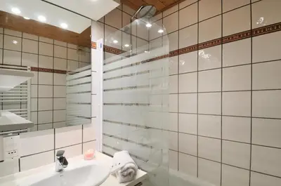 Salle de bains dans l'établissement Résidence Agate - Studio divisible lumieux et chaleureux · Accès direct aux pistes · Vue pistes MAE-2635