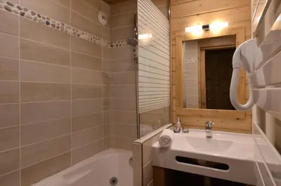 Salle de bains dans l'établissement Résidence Onyx - Appartement rénové et tout confort · Accès direct aux pistes · Vue pistes MAE-3458